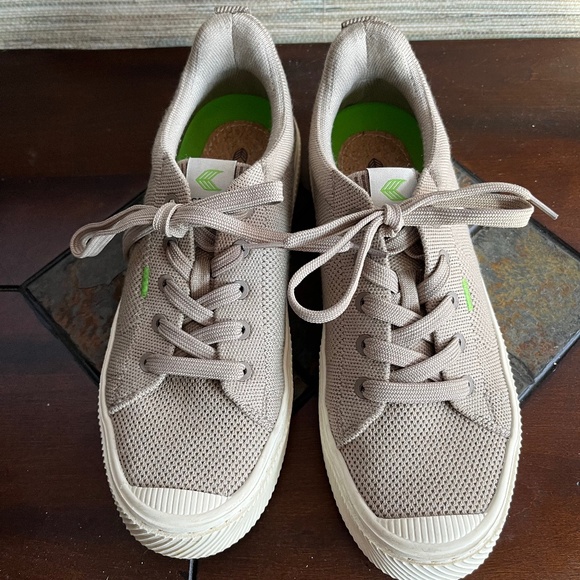 Cariuma IBI Sneaker in Dusty Taupe tone. Very light use  Womens Size 7  Mens 5.5 - Picture 5 of 8